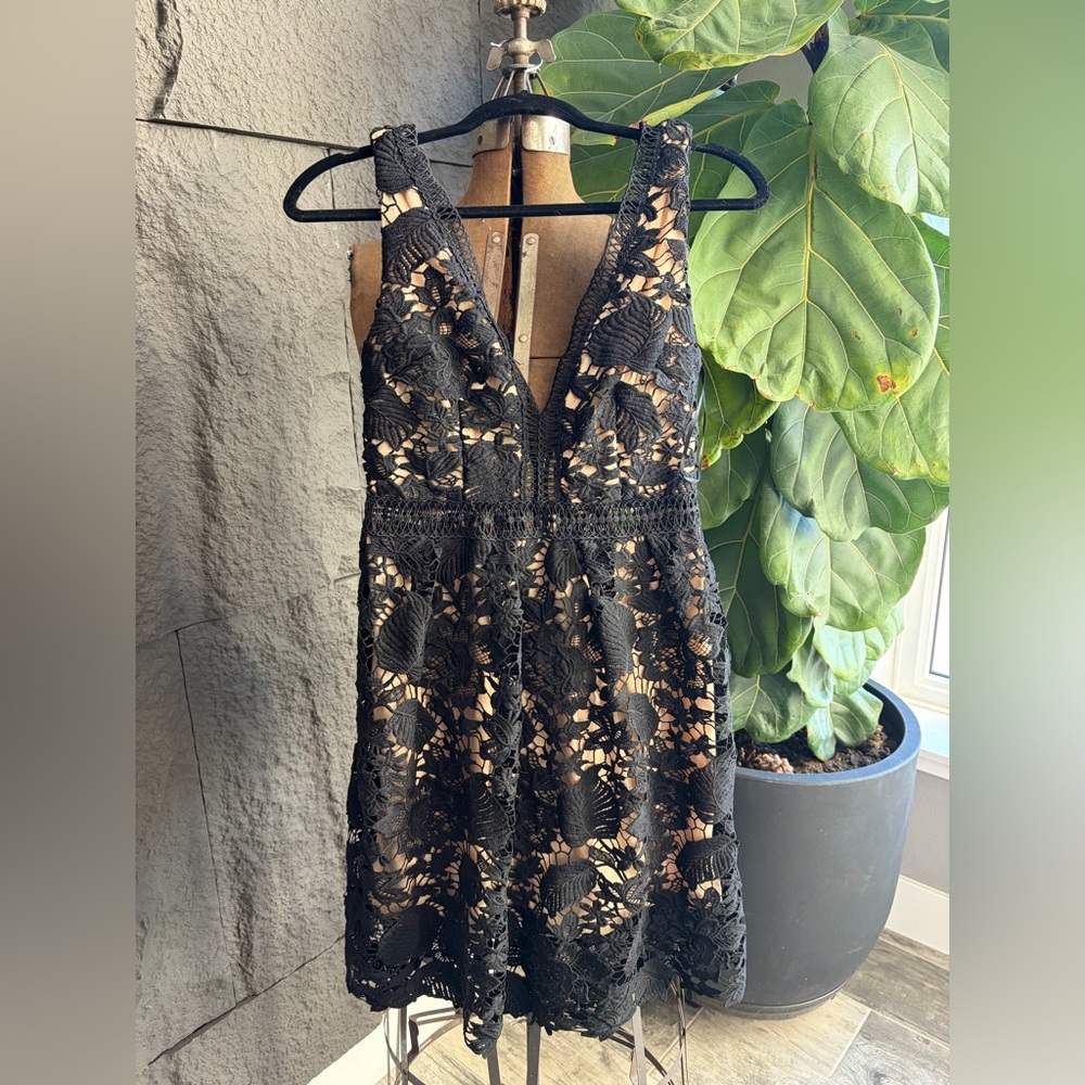 Romeo & Juliet Couture Black and Cream Lace Midi Dress